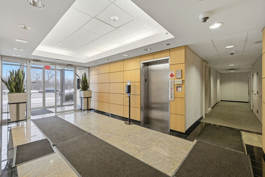 More Photos Of 7101 N Cicero Ave, Lincolnwood Office For Lease