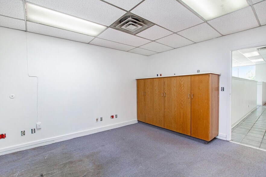 More Photos Of 600 N Clark St, Albion Auto Dealership For Sale