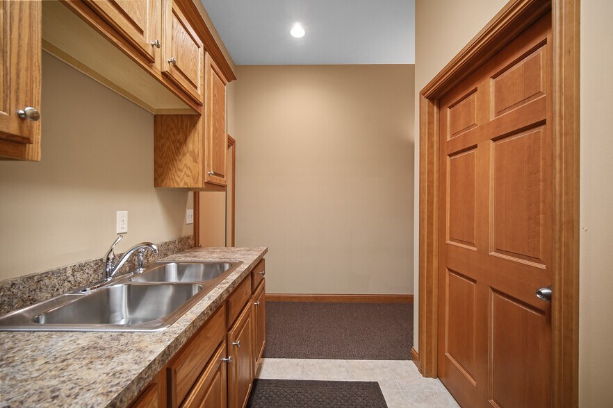 More Photos Of 2502 Beech St, Valparaiso Storefront For Sale