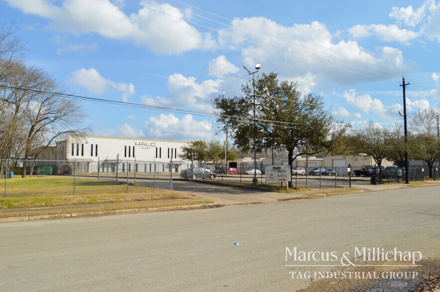 More Photos Of 4130 Dayco St, Houston Warehouse For Sale