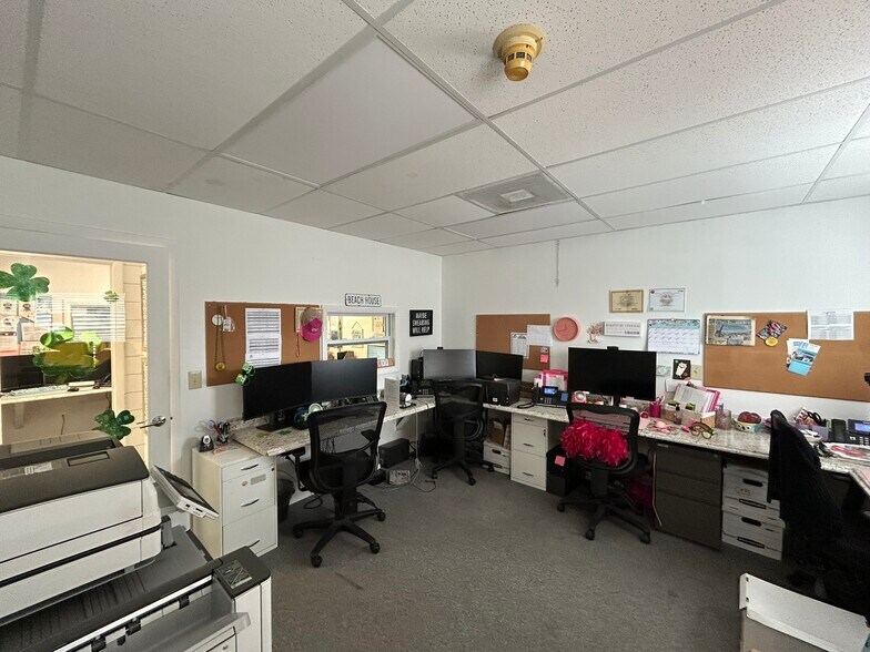 More Photos Of 3909 E Bay Dr, Holmes Beach Medical For Lease