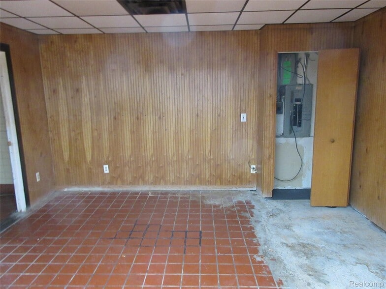 More Photos Of 21665 Groesbeck Hwy, Warren Office For Sale