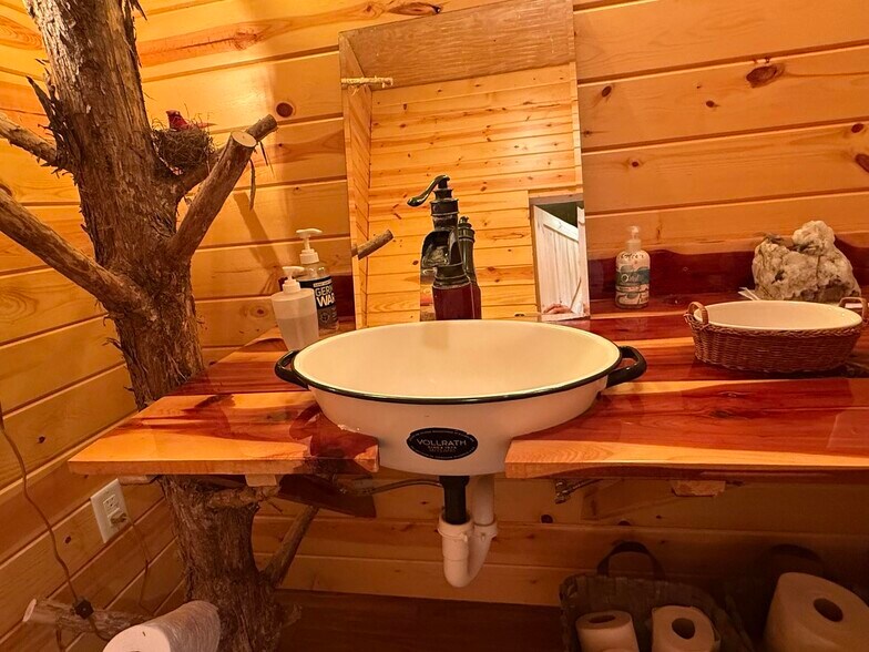 More Photos Of 401 N Busch Ave, Mountain Grove Office For Sale