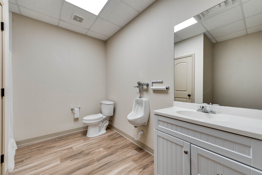 More Photos Of 3017 W County Road 115, Midland Warehouse For Lease