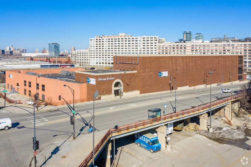 More Photos Of 700 W Chicago Ave, Chicago Showroom For Lease