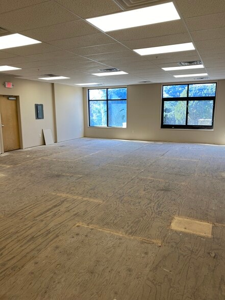 More Photos Of 32 Worlds Fair Dr, Somerset Medical For Lease