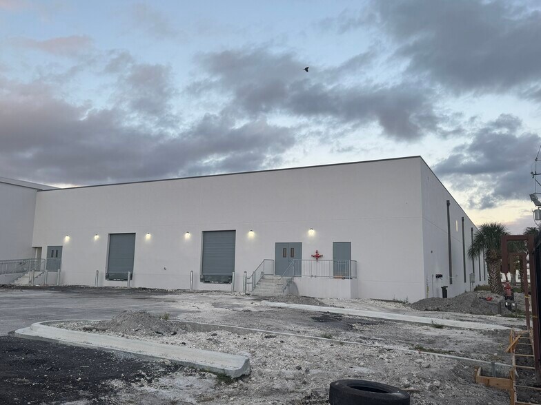 More Photos Of 4500-4600 NW 135th St, Miami Warehouse For Lease