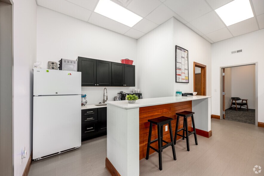 More Photos Of 9150 Harrison Park Ct, Indianapolis Light Distribution For Lease