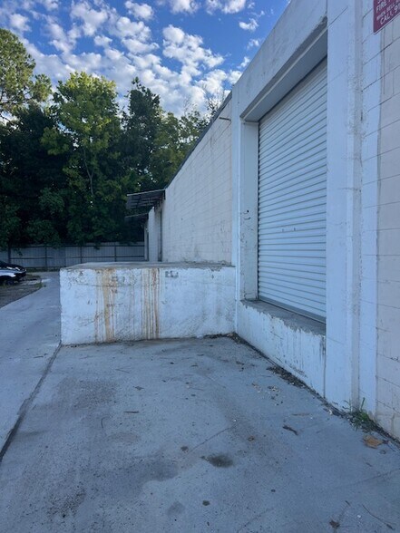 More Photos Of 682 Edgewood Ave N, Jacksonville Warehouse For Lease
