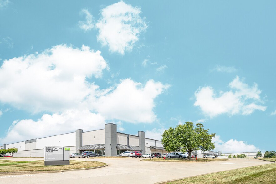 More Photos Of 7101 Intermodal Dr, Louisville Warehouse For Lease