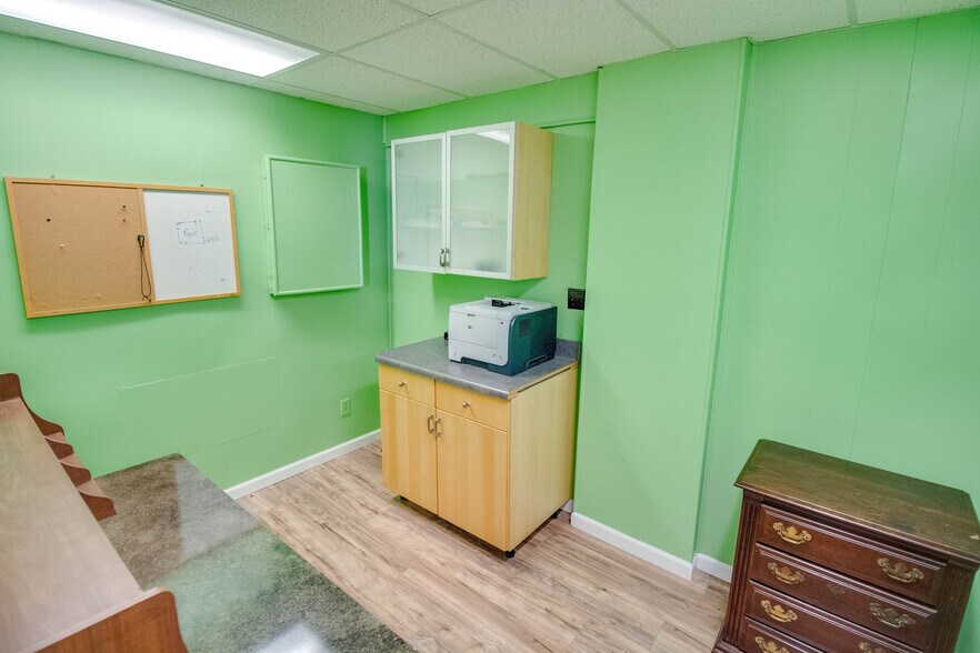More Photos Of 319-321 Ridge St, Alton Showroom For Sale