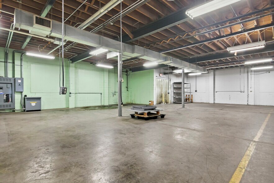 More Photos Of 901 N MacArthur Blvd, Springfield Warehouse For Lease
