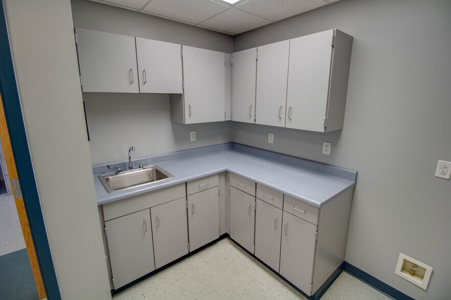 More Photos Of 18400 Shipman Rd, Carlinville Schools For Sale