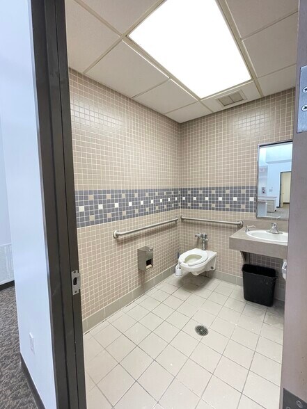 More Photos Of 215 Oak Dr S, Lake Jackson Medical For Lease