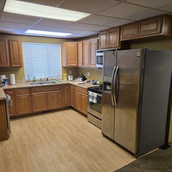 More Photos Of 836 38th Ave E, Dickinson Flex For Sale