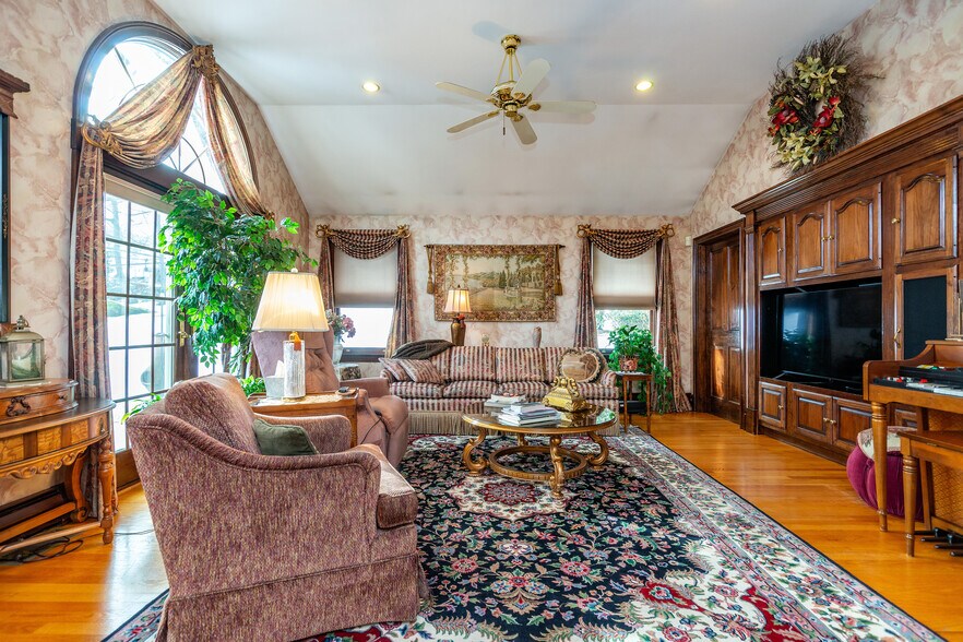 More Photos Of 90 Putnam Pike, Johnston Flex For Sale