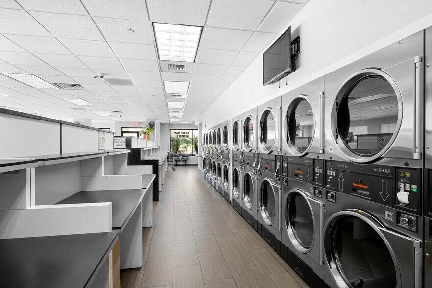 More Photos Of 6914 Foothill Blvd, Tujunga Freestanding For Sale