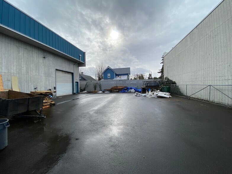 More Photos Of 152 SE 5th Ave, Hillsboro Showroom For Lease