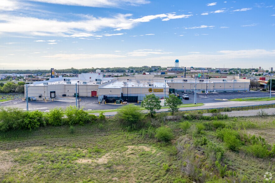 More Photos Of 14565-14623 N Interstate 35 N, Schertz Unknown For Lease