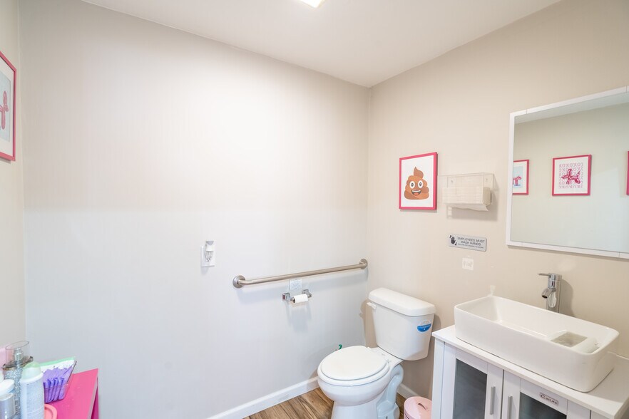 More Photos Of 31 Court St, Binghamton Storefront Retail Residential For Sale