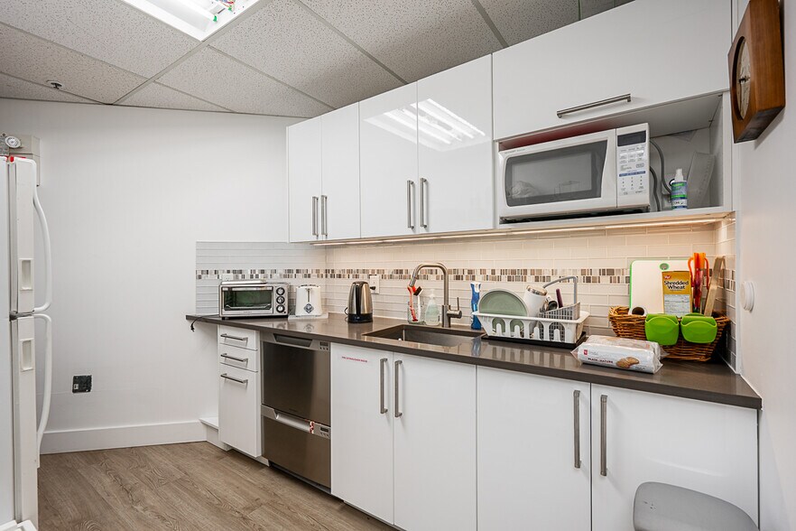 More Photos Of 2450-2472 Haywood Ave, West Vancouver Office For Sale