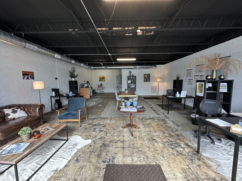 More Photos Of 19-27 Mohawk Dr, Greenville General Retail For Lease