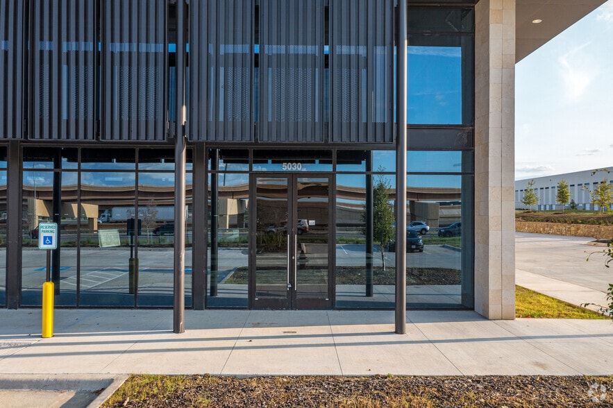 More Photos Of 5020 Anderson Blvd, Haltom City Warehouse For Lease
