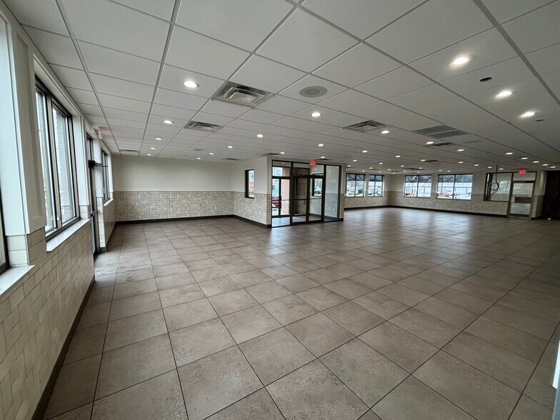 More Photos Of 1302 N 24th St, Clear Lake Fast Food For Lease