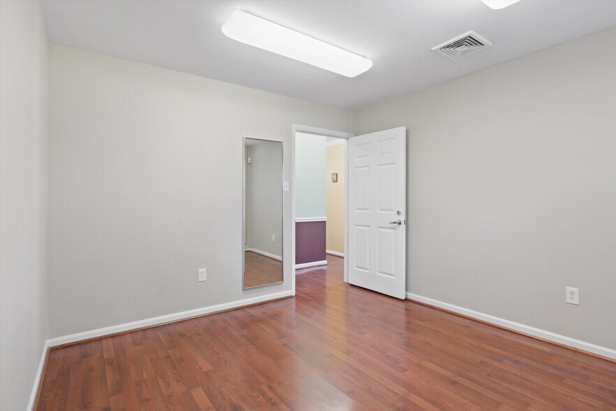 More Photos Of 2106 Gallows Rd, Vienna Office For Lease