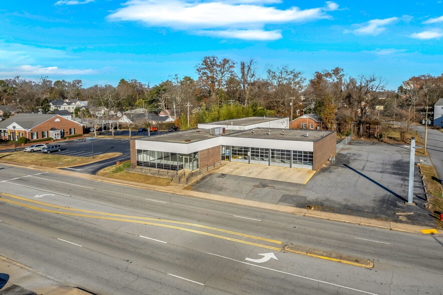 More Photos Of 904 N Main St, Anderson Auto Repair For Sale