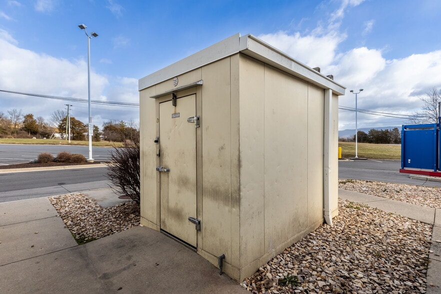 More Photos Of 10937 N Valley Pike, Broadway Restaurant For Lease