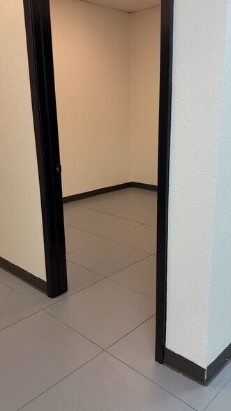 More Photos Of 2910 Antoine Dr, Houston Unknown For Lease