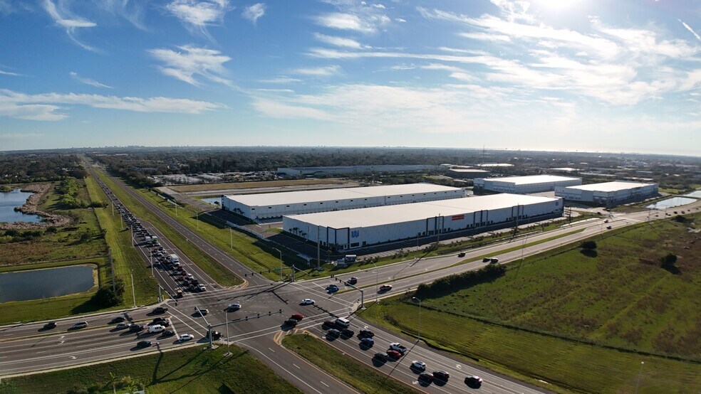 More Photos Of 4505 24th St E, Bradenton Distribution For Lease