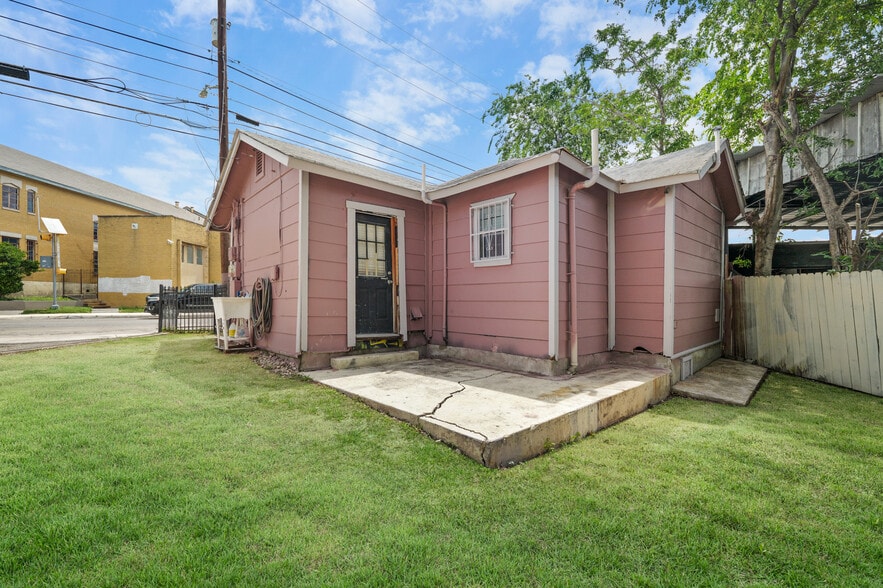 More Photos Of 611 Fredericksburg Rd, San Antonio Freestanding For Lease
