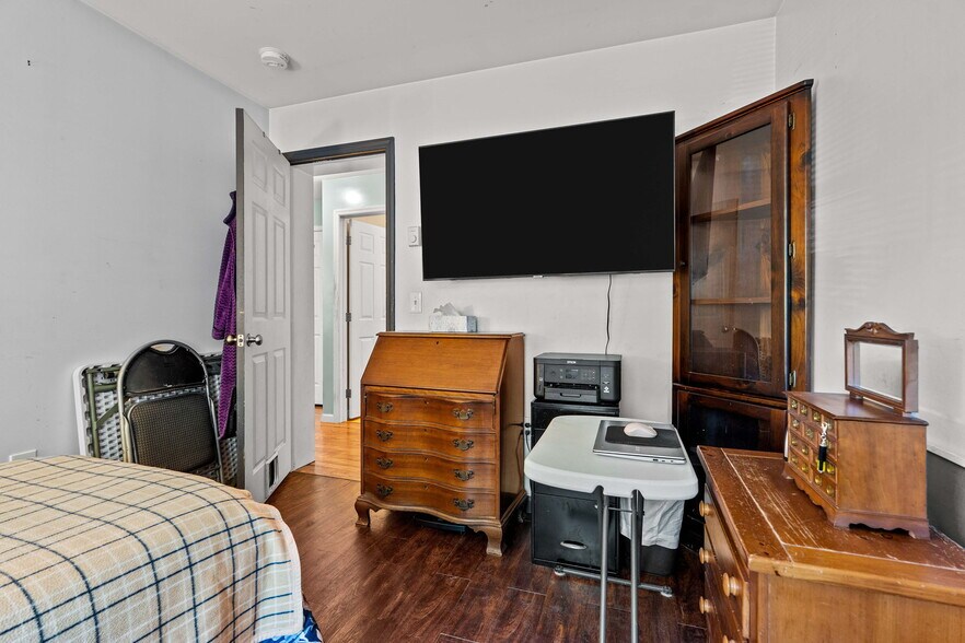 More Photos Of 25 Beacon St, Amesbury Showroom For Sale