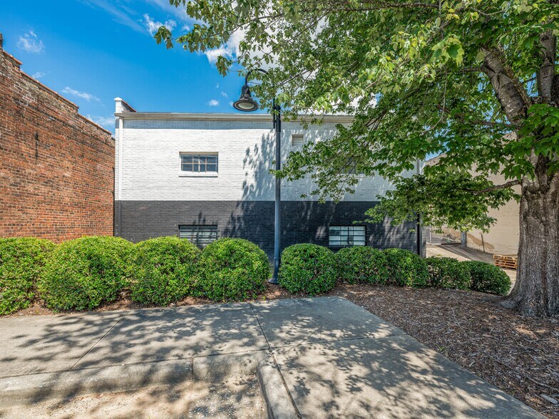 More Photos Of 105 W Henderson St, Marion General Retail For Sale