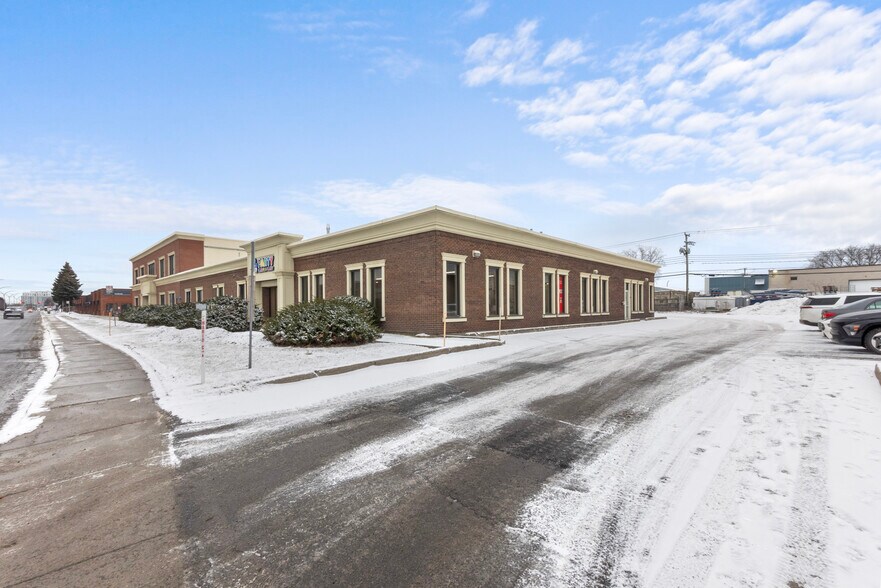 More Photos Of 74-76 Boul Brunswick, Dollard-des-Ormeaux Showroom For Lease