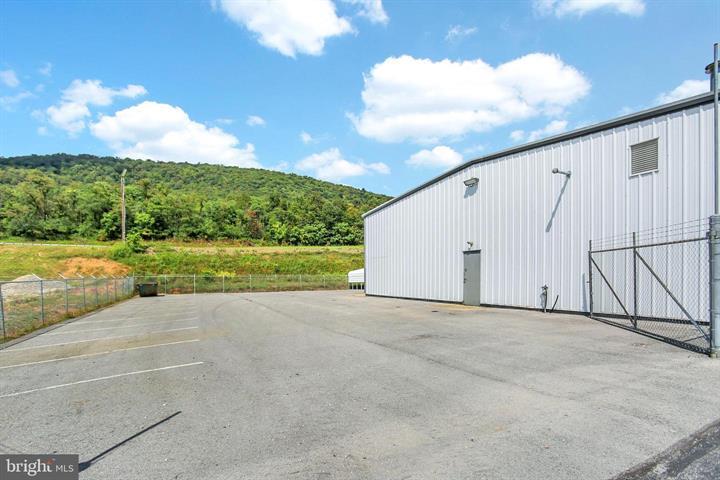 More Photos Of 57 W Shortcut Rd, Newport Showroom For Sale