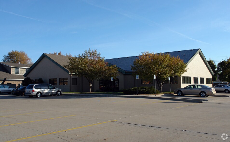 More Photos Of 30205 Schoenherr Rd, Warren Medical For Lease