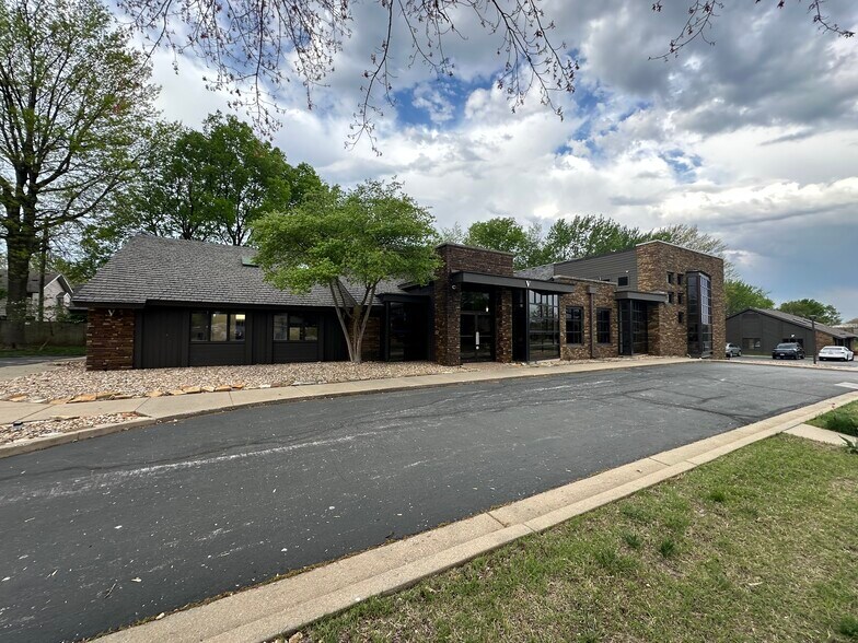 More Photos Of 1200 E Woodhurst Dr, Springfield Office Residential For Lease