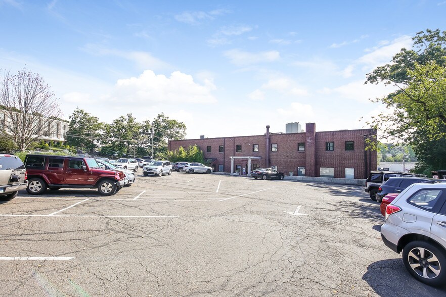 More Photos Of 1100 High Ridge Rd, Stamford Freestanding For Sale