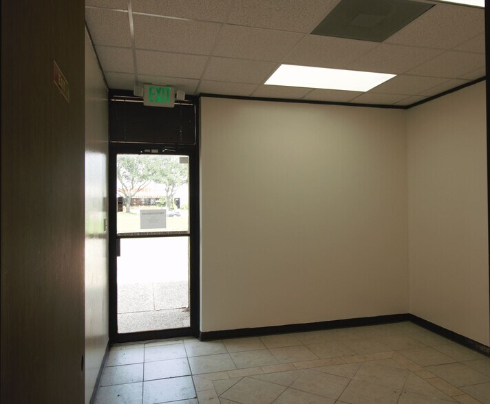 More Photos Of 10850 Wilcrest Dr, Houston Light Distribution For Lease