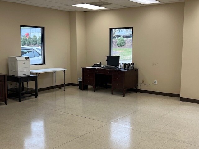 More Photos Of 604 Inderneer Dr, Kernersville Truck Terminal For Lease