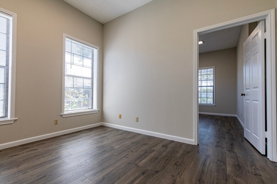 More Photos Of 1823 Fort View Rd, Austin Office For Sale
