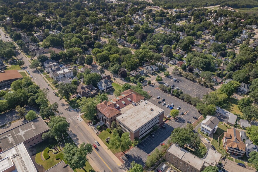 More Photos Of 524 W Stephenson St, Freeport Office For Sale