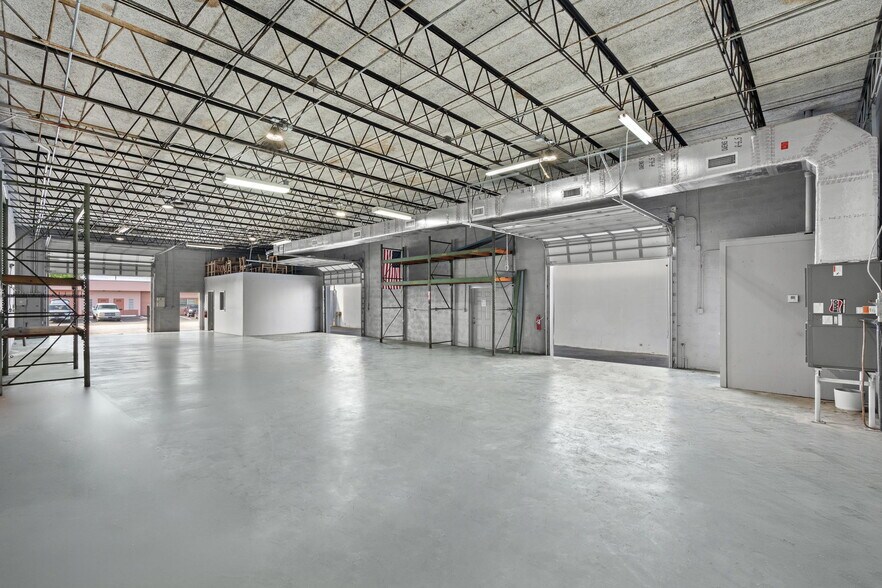 More Photos Of 272-280 SW 33rd St, Fort Lauderdale Showroom For Lease