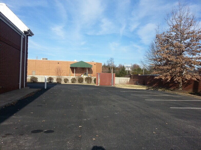 More Photos Of 5170 Charlestown Rd, New Albany Storefront Retail Office For Lease