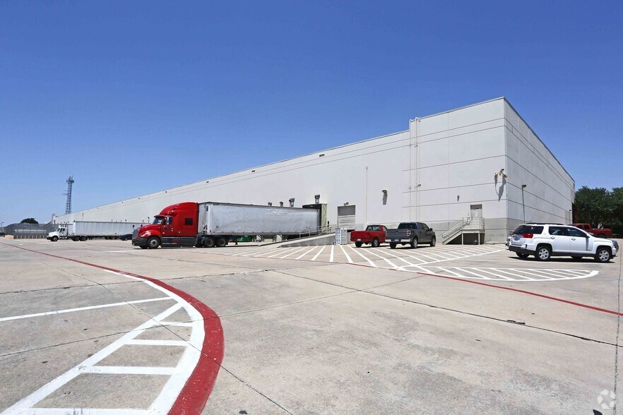More Photos Of 1700 Summit Ave, Plano Warehouse For Lease