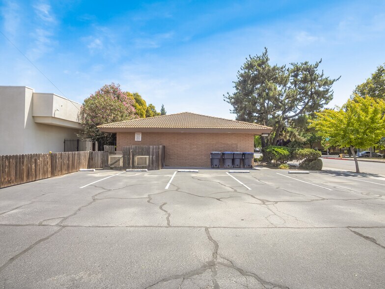 More Photos Of 822 W Center St, Visalia Office For Sale