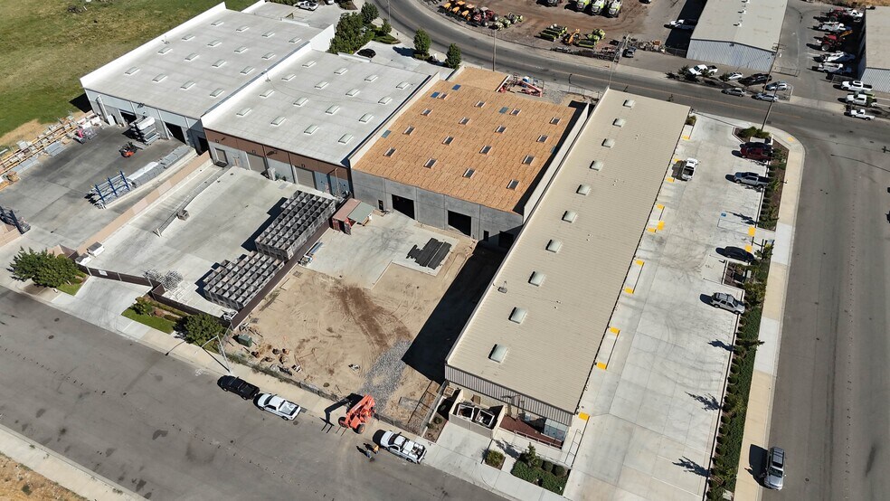 More Photos Of 1140 Glenwood ave, Turlock Showroom For Lease